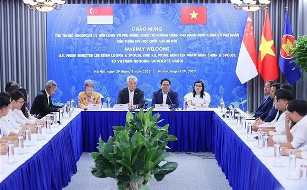 Vietnamese and Singaporean PM meets with VNU students